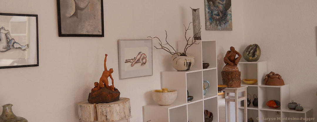 Einige Objekte im Ausstellungsraum sind zu sehen