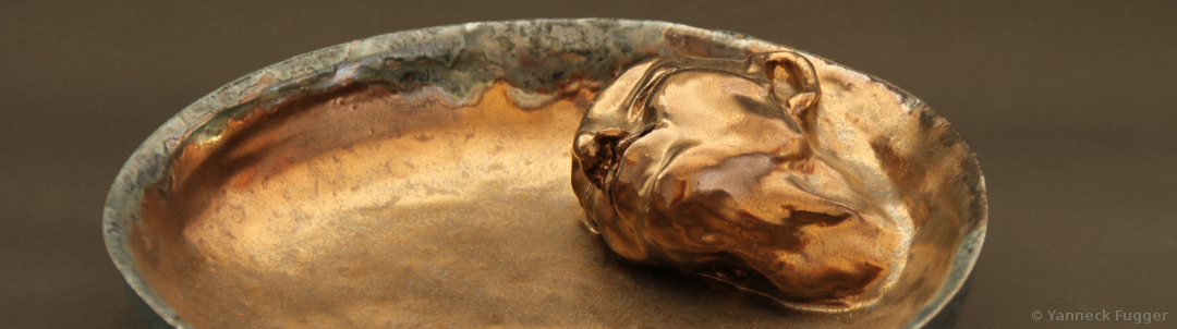 Goldene Schale mit halbversunkenem Gesicht