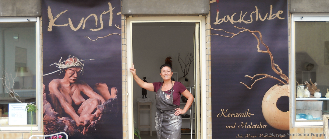 Maryse steht zur Begrüßung in der Eingangstür ihres Ateliers